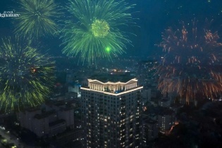 Lần đầu tiên công viên Nghĩa Đô bắn pháo hoa, Hanoi Signature by Swiss-Belhotel thành khán đài thượng hạng