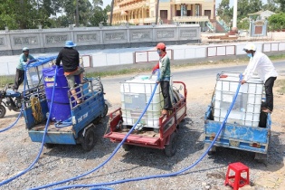 Bến Tre: Hạn mặn khốc liệt, dịch vụ đổi nước ngọt nở rộ