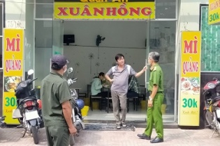 TP.HCM: Công an đến từng nhà khuyến cáo người dân không tụ tập để phòng dịch Covid-19