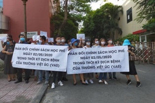 TP.HCM: Hơn 200 phụ huynh đứng cả ngày để phản đối các chính sách của trường VAS