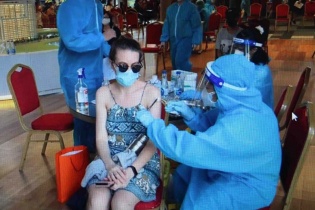TP.HCM tiêm vắc-xin cho gần 18.000 người nước ngoài, thuộc 106 quốc gia, vùng lãnh thổ