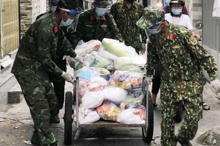 Khắp ngõ hẻm Sài Gòn in dấu chân các chiến sỹ chuyển hàng thiết yếu tận tay bà con