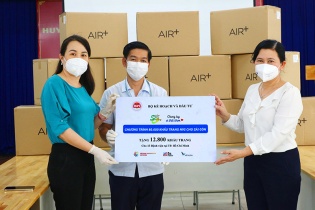 Bộ Kế hoạch và Đầu tư tặng gần 60.000 khẩu trang cho các bệnh viện ở TP.HCM và Bình Dương