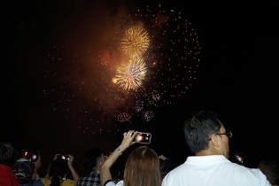 TP.HCM: Người dân hạnh phúc trong giây phút chào đón năm mới