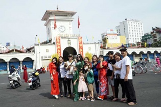 TP.HCM: Người dân nô nức du xuân, “check in” trung tâm thành phố