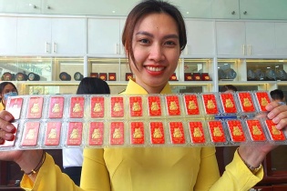 TP.HCM: Nhộn nhịp mua vàng cầu may mắn ngày vía Thần Tài