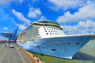 Tham quan siêu du thuyền Spectrum of the Seas cập cảng Phú Mỹ tỉnh Bà Rịa-Vũng Tàu 