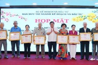 Bộ trưởng Nguyễn Chí Dũng chúc Tết cán bộ cao tuổi ngành Kế hoạch và Đầu tư tại TP.HCM