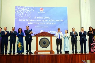 TP.HCM: Lễ đánh cồng khai trương phiên giao dịch chứng khoán đầu Xuân 2024