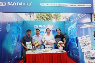 Phó chủ tịch UBND TP.HCM tham quan gian hàng trưng bày Báo Đầu tư