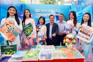 [Ảnh] Gian hàng Báo Đầu tư đón nhiều bạn đọc trong và ngoài nước đến tham quan 