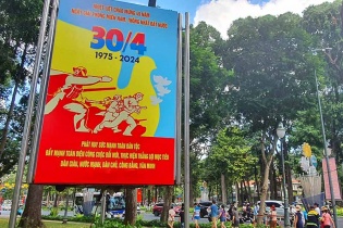 [Ảnh] TP.HCM trang hoàng rực rỡ đón lễ 30/4 và 1/5