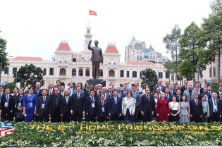 Lãnh đạo các bộ, ngành, địa phương và khách quốc tế dâng hoa tại tượng đài Chủ tịch Hồ Chí Minh