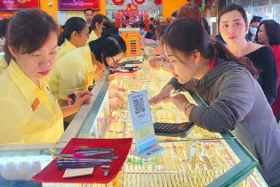 TP.HCM: Người dân tấp nập mua vàng trong ngày vía Thần Tài