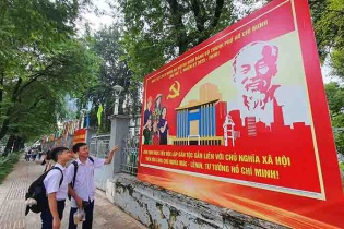 [Ảnh] Triển lãm tranh cổ động khổ lớn, chủ đề " TP.HCM vững bước dưới cờ Đảng quang vinh”