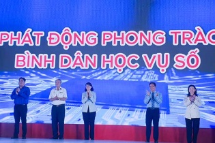[Ảnh] TP.HCM khởi động phong trào “Bình dân học vụ số” lan tỏa đến mọi người dân