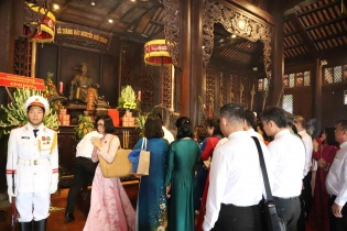 Đoàn đại biểu Đại hội Đảng bộ TP.HCM dâng hương Đền tưởng niệm các Vua Hùng