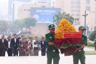 Đoàn đại biểu tỉnh Hủa Phăn (Lào) dâng hoa tại Tượng đài Chủ tịch Hồ Chí Minh