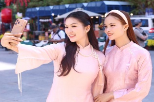 [Ảnh] Áo dài xuống phố xuân, TP.HCM rộn ràng trước thềm Tết Bính Ngọ