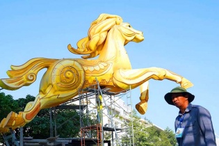 [ Ảnh ] TP.HCM gấp rút hoàn thiện đường hoa Nguyễn Huệ đón Tết Bính Ngọ
