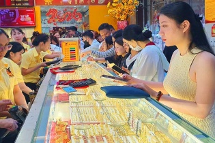 [Ảnh] Thị trường vàng TP.HCM sôi động ngày vía Thần Tài