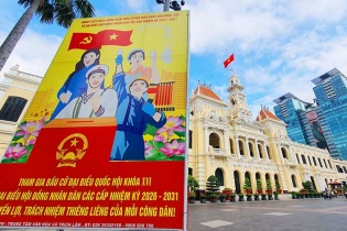 [Ảnh] TP.HCM rực sắc đỏ trước Ngày hội toàn dân