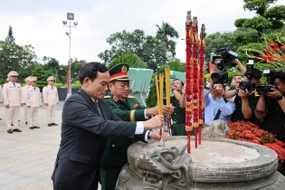 [Ảnh] Bí thư Thành ủy TP.HCM Trần Lưu Quang dâng hương tưởng nhớ các Anh hùng liệt sĩ