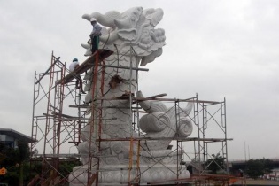 Cá chép hóa rồng cao 7,5m sống động trên bờ sông Hàn