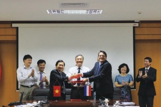 Hanel bước chân vào lĩnh vực công nghệ sinh học