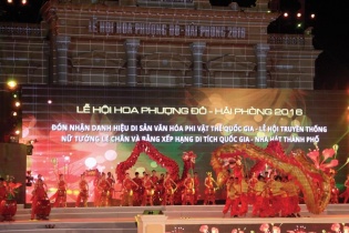 Tưng bừng lễ hội Hoa phượng đỏ