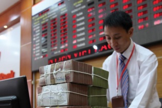 Tăng sức ép với lãi suất tiết kiệm