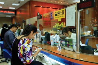 Nghịch lý lãi suất và chuyện “ăn đong” kỳ hạn