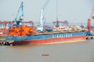 Vinalines loay hoay xử lý đội tàu "già"