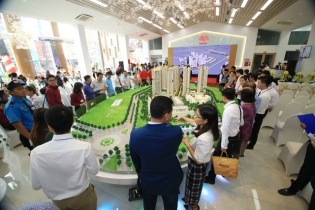 Bất động sản TP.HCM: Đua kích cầu để "đẩy hàng"