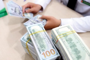 Mở rộng kênh mua bán USD, chưa vội huy động vàng