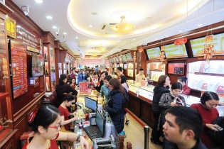 Giá vàng tiếp tục hưởng lợi từ sự suy yếu của USD