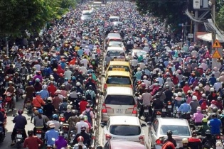 Giảm ùn tắc giao thông cho Hà Nội hơn 7 triệu dân: Cần giải pháp tận gốc và đồng bộ