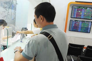 Cổ phiếu “vua” hạ nhiệt, ngân hàng chùn bước lên sàn 