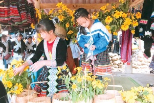 Du lịch Sin Suối Hồ: Giữ gìn nét văn hóa người Mông