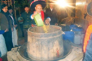 Say men rượu ngô Sùng Phài ven trời Tây Bắc