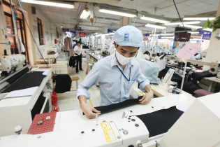 Doanh nghiệp dệt may Việt: Chọn đường hẹp để tiến, quyết không buông thị trường trong nước