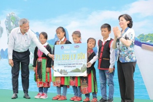 Trẻ em Quảng Ninh nhận quà từ Quỹ sữa Vươn cao Việt Nam