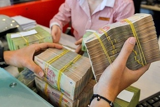 Ngân hàng giảm mạnh lãi vay tiêu dùng