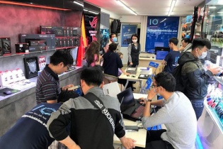 Thiết bị phục vụ học, làm việc online cháy hàng, loạn giá