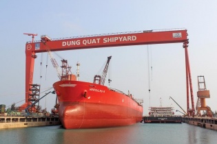 Tàu thủy Dung Quất vượt khủng hoảng kép