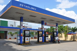 Lợi nhuận Petrolimex "rơi tự do" theo giá dầu