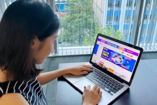 Ngành dịch vụ ăn uống (F&B): Sống sót một phần nhờ bán hàng trực tuyến