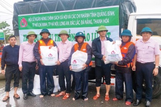 Ngân hàng Chính sách xã hội chung tay cùng cả nước hỗ trợ miền Trung