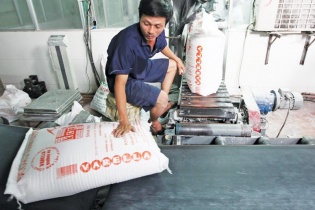 Đường nhập khẩu đè bẹp sản xuất trong nước
