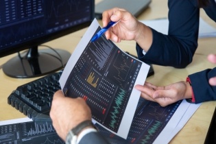 Chứng khoán phiên 8/12: Tiền vẫn đang ở cổ phiếu lớn, bluechips kéo VN-Index tăng thêm 12 điểm